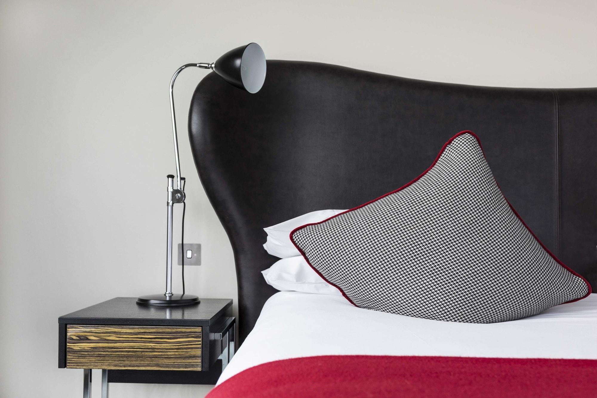 Brooklands Hotel & Spa Weybridge Esterno foto
